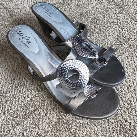 Grey/Silver sandal with heel - Picture 1 of 3